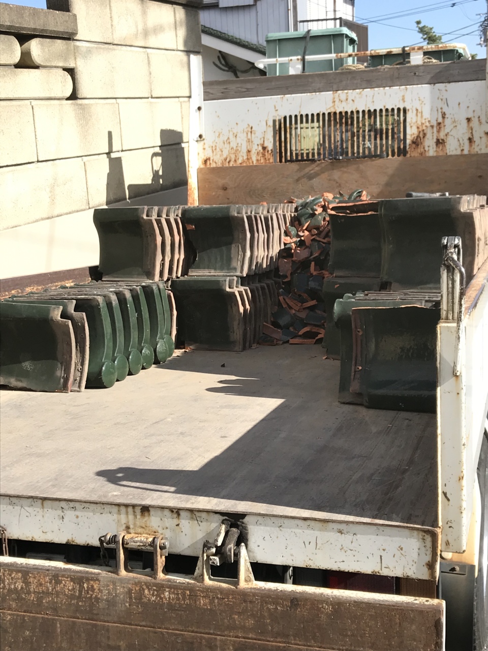 撤去した瓦は産廃します。