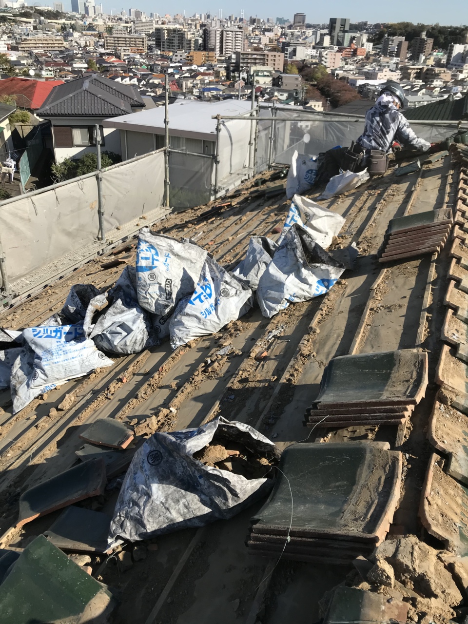 既存の瓦を撤去します。