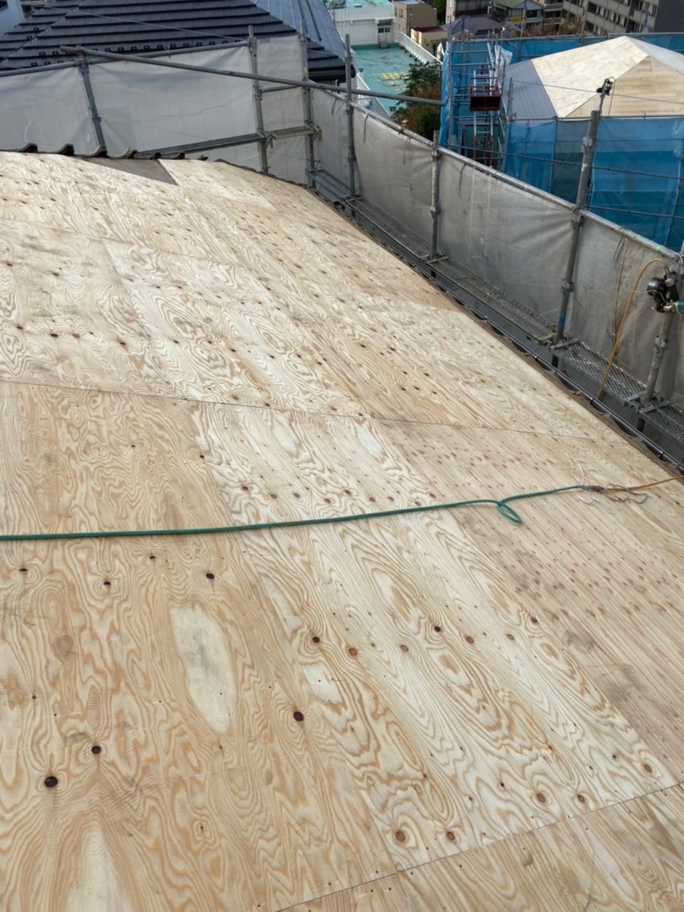 野地ベニヤを張ります。