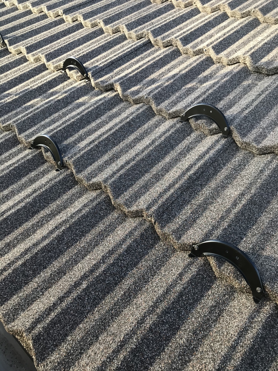 雪止めを施工します。