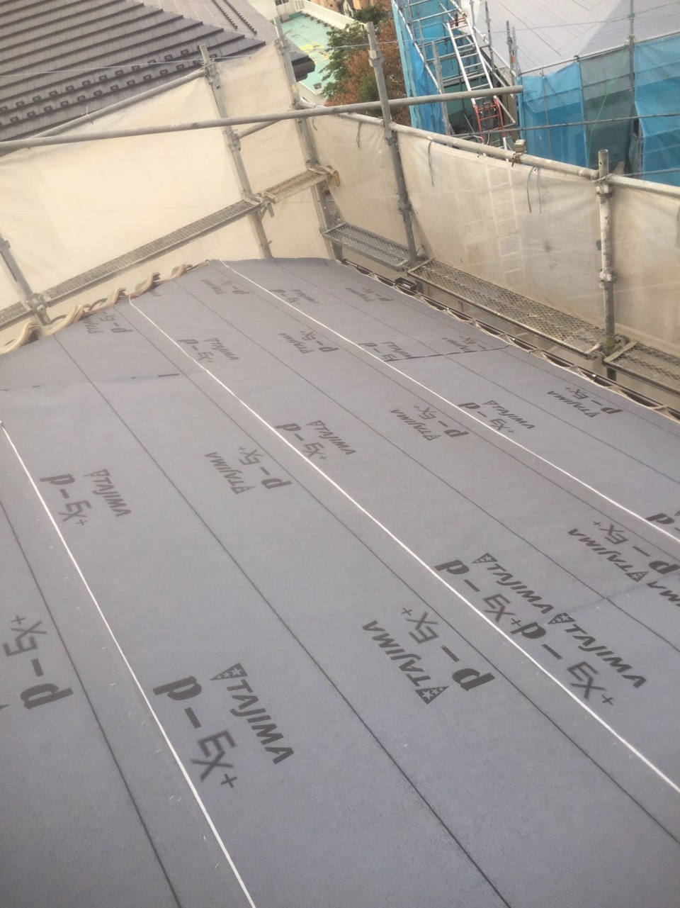 防水シート（ルーフィング）を張ります。