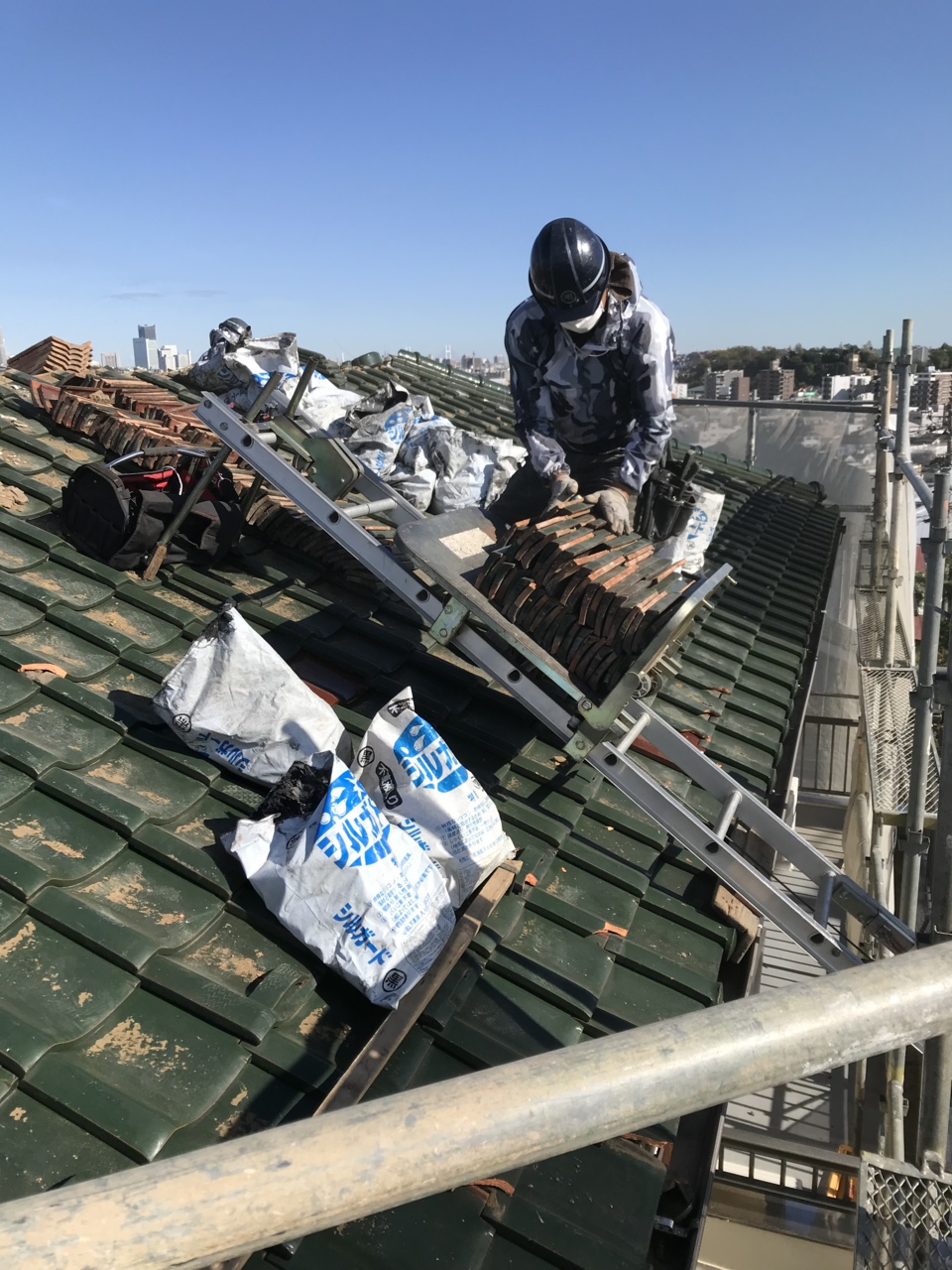 スライダー（電動スライド式荷揚機）で荷降ろしします。