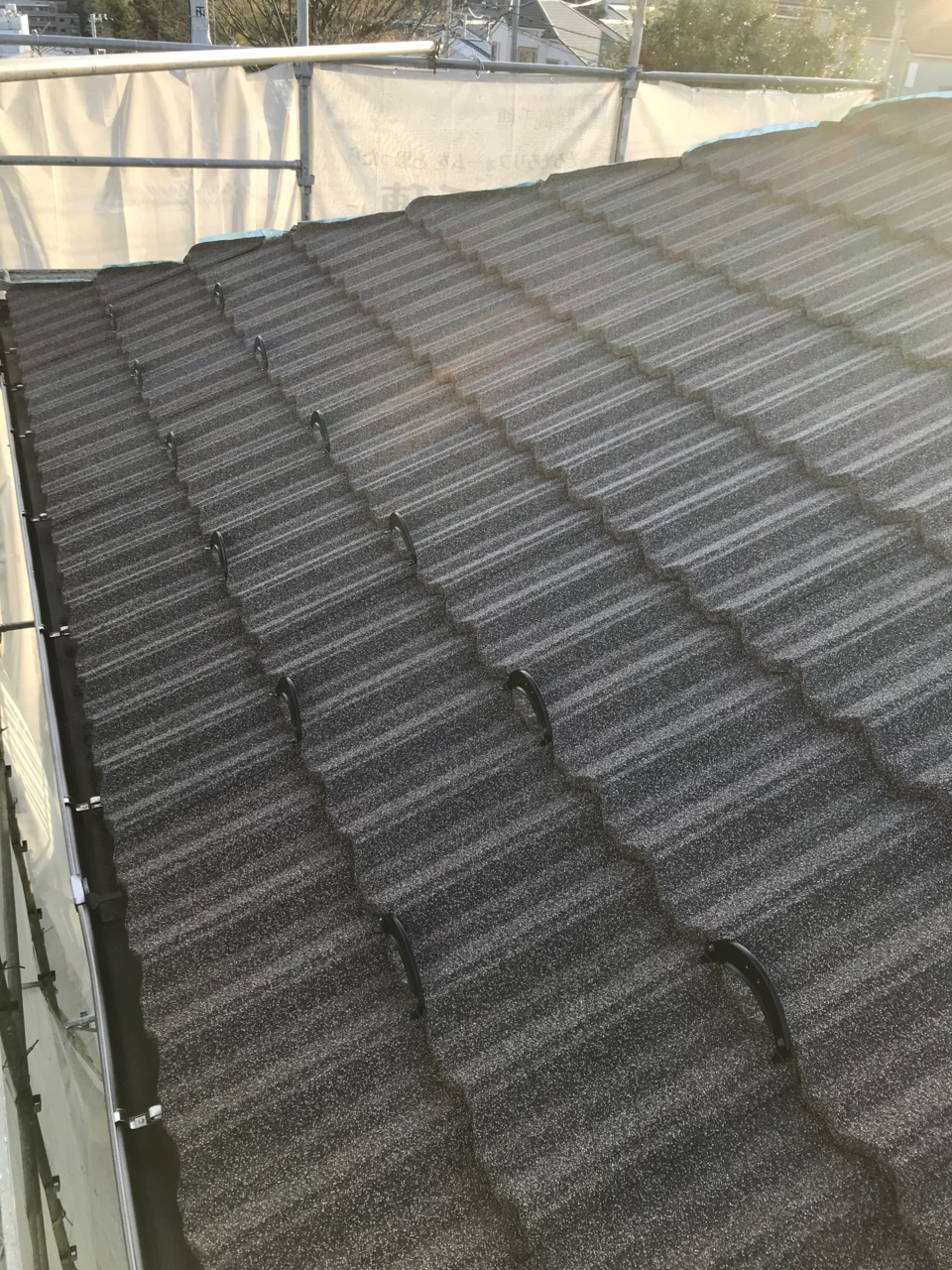 Tルーフを施工します。今回屋根のタイプはクラシック、お色はペッパーです。