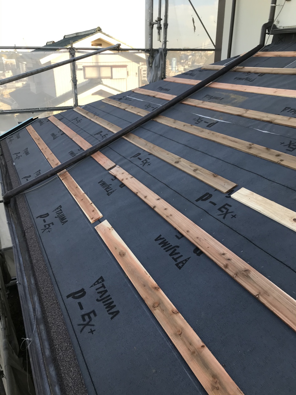 Tルーフ（クラシック）用の貫を施工します。当社オリジナルです。