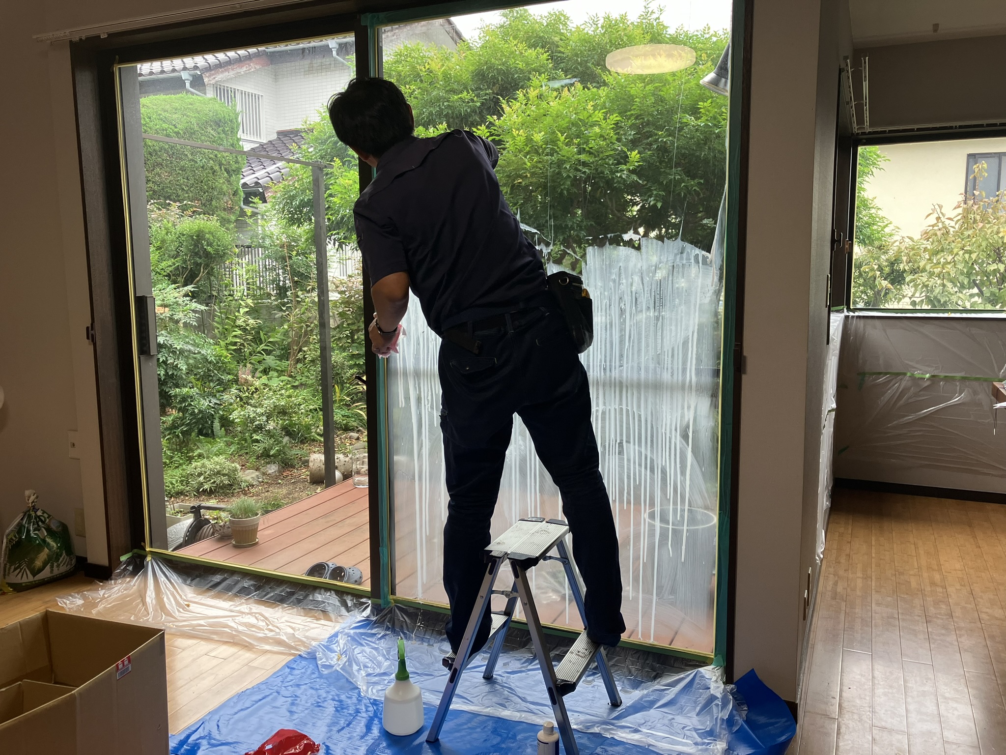 ガラスの異物除去と下地剤塗布